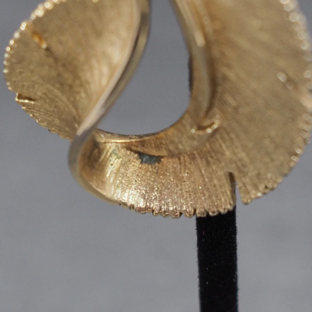Sarah Coventry Brooch Pin Gold Tone Feather Leaf Plume Swirl Textured Vintage